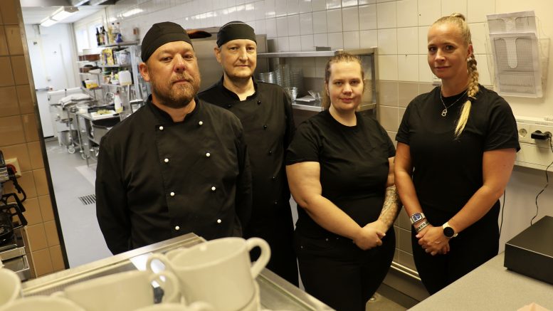 Kari Ponto (vas.) ja Marja Jaara (oik.) ovat Pitokamun yrittäjiä. Micropoliksen ravintolassa työskentelevät myös keittiöpäällikkö Matti Pääaho ja kokki Ida Santamäki. Kuva: Tuija Järvelä-Uusitalo