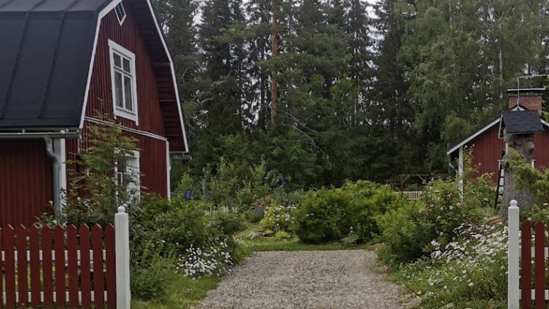 Pyhälä on entinen 1800–1900-lukujen taitteessa rakennettu sahan työmiehen asunto, joka toimi aikoinaan neljän työläisperheen kotina. 1950-luvulla rakennuksessa toimi myös kahvila. Nykyisin Pyhälä on kunnostettu perinteitä vaalien kesäpaikaksi. Kuva: Minna Mäkiniemi