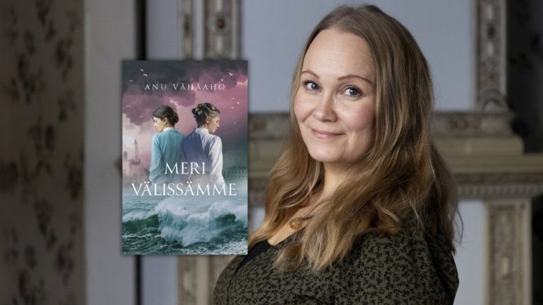 Anu Vähäaho ja hänen uutukaisensa Meri Välissämme. Se on Oulujoen helmet -sarjan kolmas osa. Kirjan on kustantanut Kustantamo S&S. Kuva: Kustantamo S&S, Teija Soini