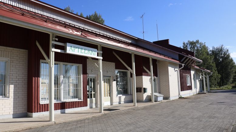 Yli-Iin keskustassa Kirkkokujalla sijaitseva apteekki muuttaa samassa rakennuksessa isompiin tiloihin. Kuva: Tuija Järvelä-Uusitalo