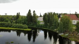 Haukiputaan vierasvenesatama ry:n suunnittelemien ensimmäisessä vaiheessa laituri rakennetaan kiinni rantaan ja suunnitelmien toisessa vaiheessa laituria jatketaan edustalla olevan lietemaasta kertyneen saaren päälle. Kuva: Anu Kauppila