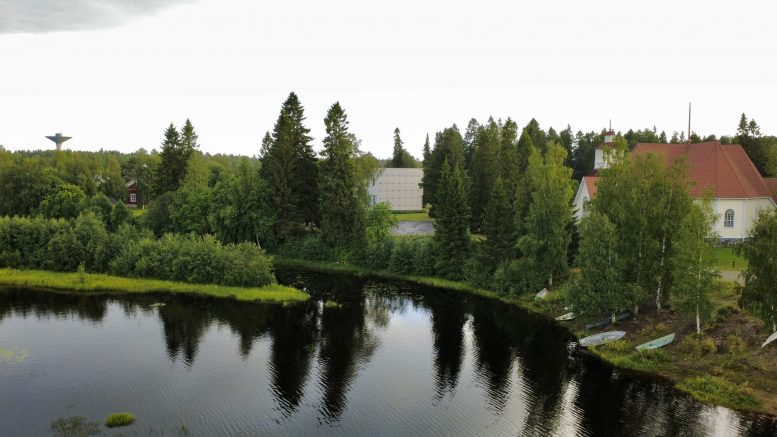 Haukiputaan vierasvenesatama ry:n suunnittelemien ensimmäisessä vaiheessa laituri rakennetaan kiinni rantaan ja suunnitelmien toisessa vaiheessa laituria jatketaan edustalla olevan lietemaasta kertyneen saaren päälle. Kuva: Anu Kauppila