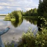 Juha Paananen osoittaa rannasta käsin, mihin tuleva vierasvenesatama rakentuu. Kuvat: Anu Kauppila.