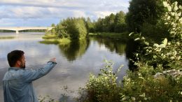 Juha Paananen osoittaa rannasta käsin, mihin tuleva vierasvenesatama rakentuu. Suunnitelmien kakkosvaiheessa on tarkoitus jatkaa laituria kuvassa keskellä olevan lietemaasta koostuvan saaren päälle. Kuvat: Anu Kauppila.