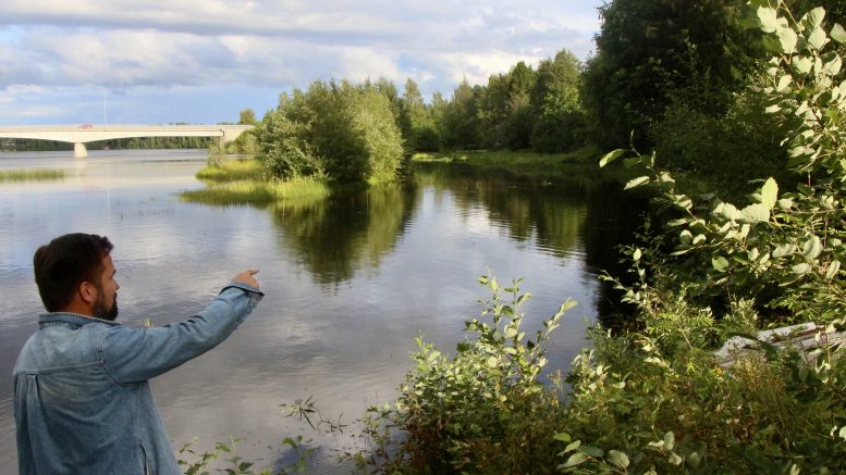 Juha Paananen osoittaa rannasta käsin, mihin tuleva vierasvenesatama rakentuu. Suunnitelmien kakkosvaiheessa on tarkoitus jatkaa laituria kuvassa keskellä olevan lietemaasta koostuvan saaren päälle. Kuvat: Anu Kauppila.