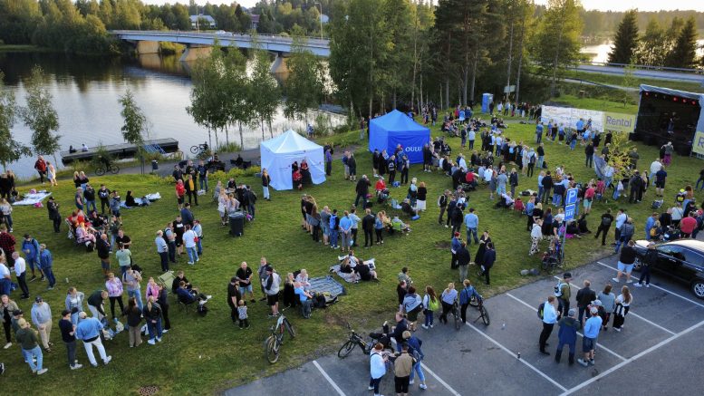Törmä soikoon Live palasi tänä vuonna juurilleen Niemeläntörmälle, jossa yleisö nautti livemusiikin lisäksi Kiiminkijoen miljööstä. Kuva: Anu Kauppila
