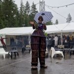 Festareilla nautittiin oheisohjelmana Oulun Tähtisirkuksen temppuilusta ja taidokkaista esityksistä, jotka sijoittuivat niin yleisön pariin kuin kosken rannallekin.