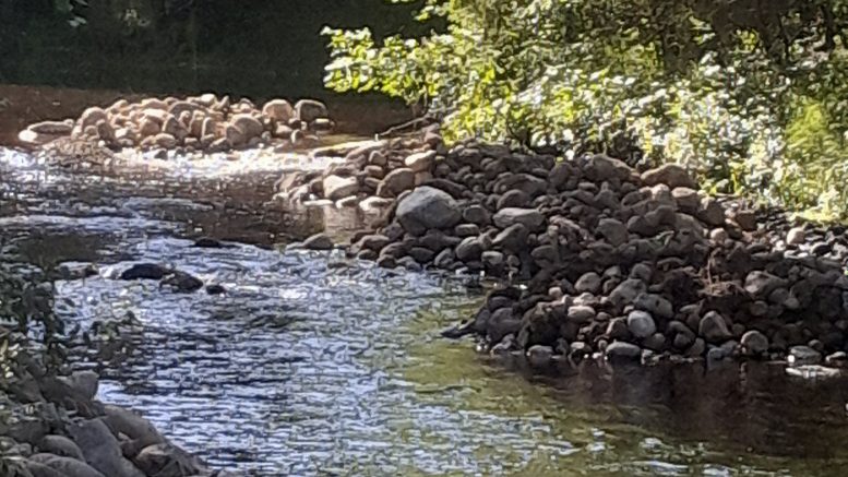 Kivimateriaalia odottamassa koskeen asettelemista. Kuvat: Pentti Tolonen
