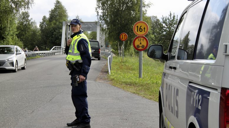 Vanhempi konstaapeli Marko Keski-Nisula mittasi autojen nopeuksia keskiviikkoaamuna Kiimingin Siltatiellä. Kuvat: Tuija Järvelä-Uusitalo