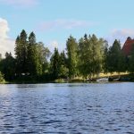 Vierasvenesatama rakentuu kuvan vasempaan laitaan pienen saaren ja rannan väliin. Veneväylää tullaan ruoppaamaan, jotta satamaan pääsee myös pienillä purjeveneillä.