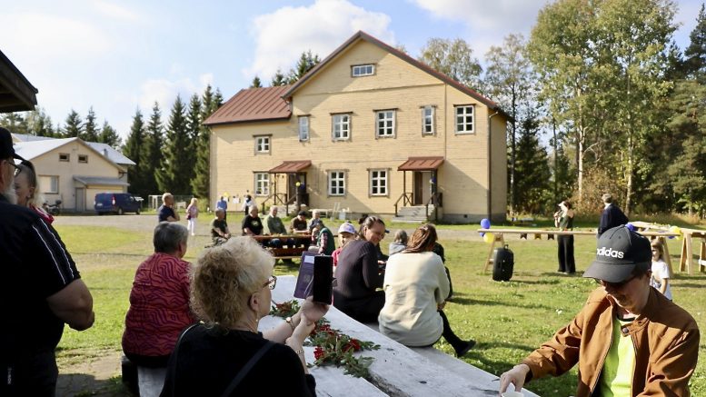 Vepsän vanhan kyläkoulun katto- ja ikkunaremontin valmistumisjuhla oli osa Euroopan kulttuuriympäristöpäiviä, joiden yhteydessä järjestetään vuosittain kymmeniä tuhansia tapahtumia 48 maassa Euroopan neuvoston ja Euroopan komission aloitteesta. Koulun ikkunat ja katto on jo uusittu, seuraavaksi vuorossa on koko komeuden maalaaminen. Kuvat: Teea Tunturi