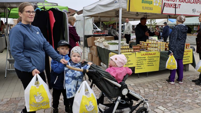 Kaija Juustila viihtyi lasten kanssa Suurtoripäivässä. Ostamistakin löytyi. Kuvat:Auli Haapala