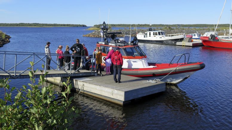 Kiviniemen Meripelastusyhdistyksen uusin alus, Boomeranger C-300, kiinnosti Venetsialaisiin osallistujia. Huippunopean veneen maksinopeus on 80 km tunnissa. Kuvat: Kari Holma