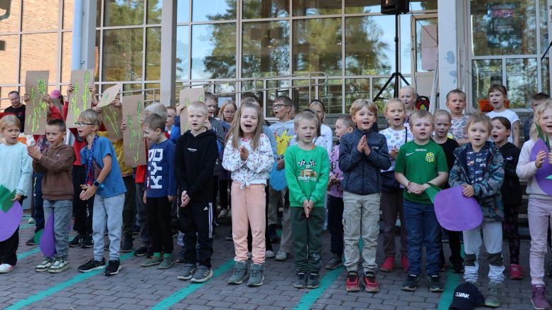 1–2 luokkien kuoro lauloi markkinoiden avaukseksi. Kuvat: Auli Haapala