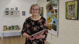 Aino Penttilä on vakuuttunut, että taide lisää hyvinvointia. Oikealla oleva Tiikeri on hänen ensimmäisiä maalauksiaan viidenkymmenen vuoden takaa. Kuvat: Auli Haapala