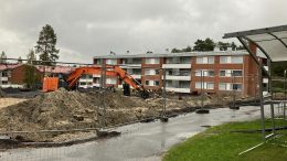 Uusi kerrostalo nousee entisten Sivakan kerrostalojen lähelle. Kuva: Auli Haapala