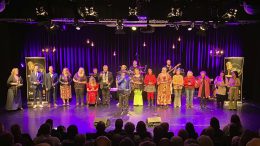 Solo soi -juhlakonsertin esiintyjät yhteiskuvassa Teatterikuopan lavalla. Yleisön aplodit kertovat, että konsertti sai lämpimän vastaanoton. Kuva: Auli Haapala