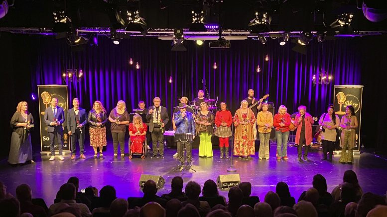 Solo soi -juhlakonsertin esiintyjät yhteiskuvassa Teatterikuopan lavalla. Yleisön aplodit kertovat, että konsertti sai lämpimän vastaanoton. Kuva: Auli Haapala