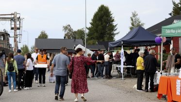 Kiviniemen kalasatama ja kaunis sää tarjosivat hyvät puitteet ensimmäistä kertaa järjestetylle kalatapahtumalle. Kuva: Maaria Tuisku