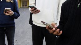 Puhelimien käytön kieltäminen koko koulupäivän ajaksi jakaa mielipiteitä ja vaatii välitunneille uusia järjestelyjä. Kuva: Maaria Tuisku