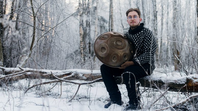 Jääliläislähtöinen Niklas Alamikkelä haluaa olla kokonaisvaltaisesti kehittämässä suomalaista handpan-musiikin kulttuuria eteenpäin ja tuoda pohjoista kupolamusiikkia maailmankartalle, Kuva: Santeri Rahkamaa