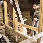 Waltter Aspegreni ja nelivuotias Verneri ihmettelivät myllyn rattaan pyörimistä.