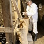 Matti Vehkaoja valvoo talkkunajauhon laatua.