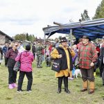 Valtakunnallista kylähullua, iiläistä Anita Sievästä perinnepäivässä jututtivat Veijo Väänänen ja Pekka Perätalo.