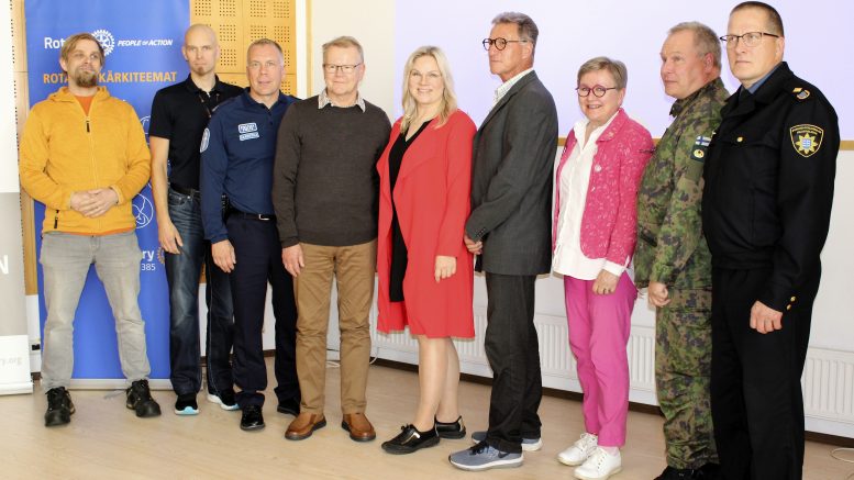 Sisäisen turvallisuuden seminaarin alustajat ja järjestäjät yhteiskuvassa. Vasemmalta Visa Kämäräinen ja Keijo Kärkkäinen Iin kunnasta, Esa Daavittila poliisista, Ismo Piri Iin rotareista, juontaja Kati Jurkko, järjestäjätahon Ari Soronen, Arja Saarento Kemin rotareista sekä Arto Nurkkala puolustusvoimista ja Mika Haverinen Pohteen pelastuspalveluista. Lisäksi tilaisuudessa alusti Petri Paldanius Iin Energiasta. Kuva: Ritva Piri