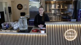 Tanja Nieminen Grilli Kunkun tiskin takana valmiina valmistamaan ja tarjoilemaan päivän grilliruoka-annoksia. Kuvat. Auli Haapala
