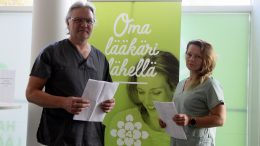 Haukiputaan Lääkärikeskuksen Heikki Kiviahde ja Olga-Maria Laitala seuraavat valinnanvapauskokeilun vaikutuksia. Haukiputaalla monet ovat jo hyödyntäneet palvelua. Kuva: Maaria Tuisku
