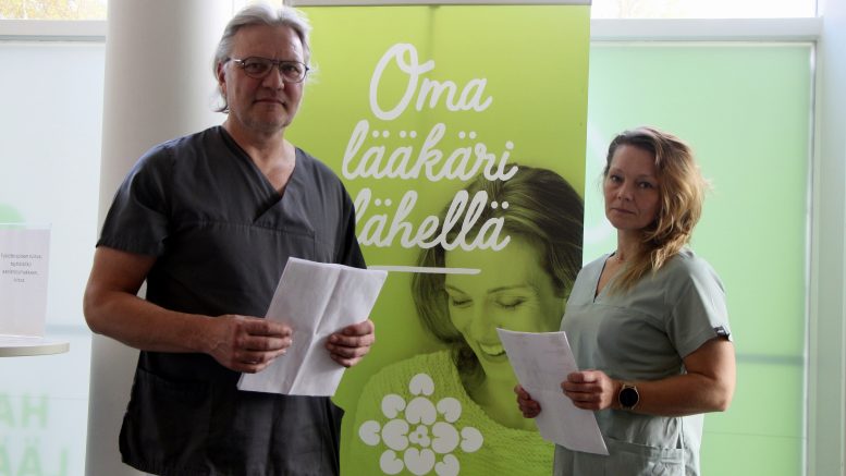 Haukiputaan Lääkärikeskuksen Heikki Kiviahde ja Olga-Maria Laitala seuraavat valinnanvapauskokeilun vaikutuksia. Haukiputaalla monet ovat jo hyödyntäneet palvelua. Kuva: Maaria Tuisku