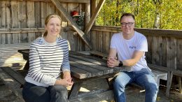 Huttukylän nuorisoseuran Minna Hernberg ja PoPLin Ilkka Kurttila toivovat, että kylät ja kyläläiset lähtevät nyt innolla ja yhdessä liikkumaan PoPLin pitäjäottelun siivittämänä. Kuva: Teea Tunturi