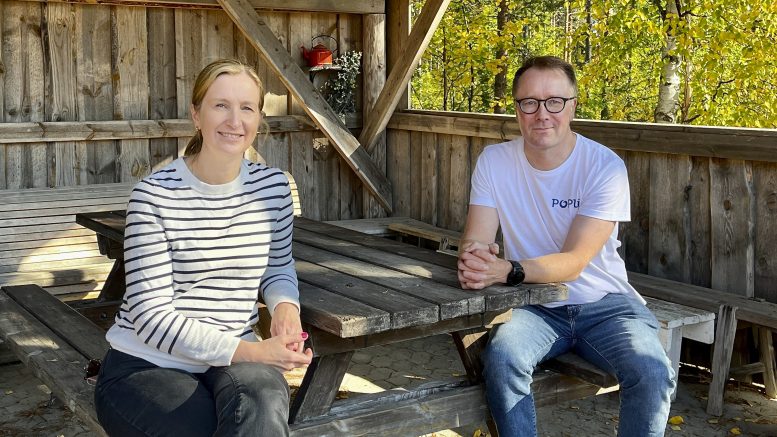 Huttukylän nuorisoseuran Minna Hernberg ja PoPLin Ilkka Kurttila toivovat, että kylät ja kyläläiset lähtevät nyt innolla ja yhdessä liikkumaan PoPLin pitäjäottelun siivittämänä. Kuva: Teea Tunturi