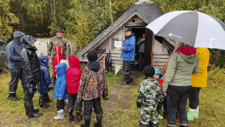 Martinniemen Erä- ja Kalakerhon puheenjohtaja Esko Olkoniemi jakamassa kisojen palkintoja kodan edustalla.