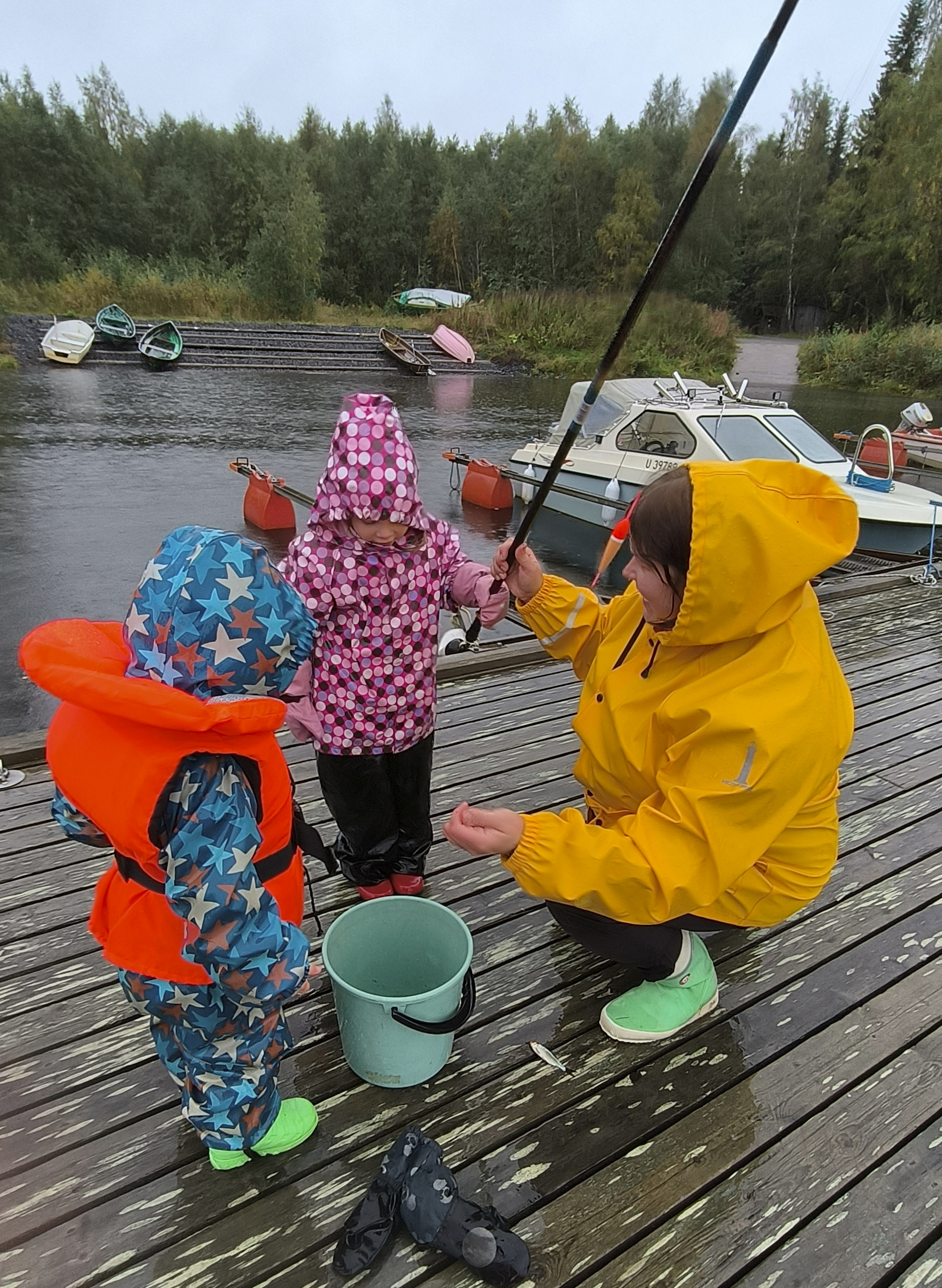 Nopeusonginta-kisa kiinnosti kaikkein pienimpiäkin osallistujia. Olivia on juuri saanut kalan ämpäriin.