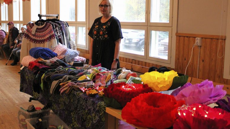 Katariina Ranki saapui Kemistä myymään "kolmen koplan" eli itsensä lisäksi äitinsä ja sisarensa kädentaitojen tuotoksia. Kuivaniemen markkinatapahtumiin hän kertoi osallistuneensa ensimmäisen kerran viime joulun alla joulumyyjäisissä.