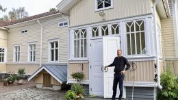 Kiimingin seurakunnan kirkkoherra Pauli Niemelä osti pappilan perheelleen tämän vuoden keväällä. Kesän aikana uudet omistajat ovat muun muassa uusineet portaat ja talon edustan kivetyksiä sekä muokanneet pihan kaatoja rakennukselle suotuisammaksi. Kuvat: Teea Tunturi