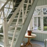 Ihanat portaat nousevat kuistilta talon vintille.