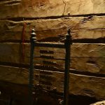 Vintillä on näkyvissä pappilan upea hirsirunko.