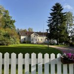 Kiimingin pappilan pihapiiri vuonna 2025. Pappila on aikansa tyypillinen hirsirakennus, jonka hengittävä rakenne on säilynyt terveenä vuosikymmeniä.