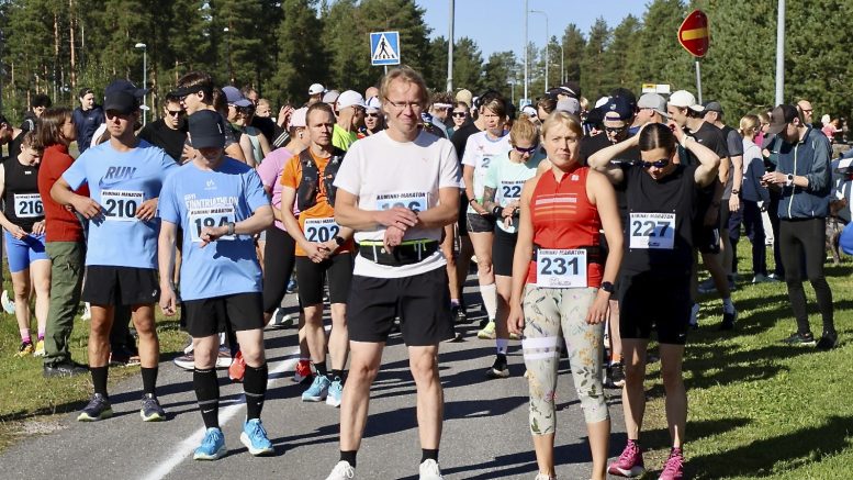 Veli-Matti Saastamoinen Kalajoelta 210, Antti Siipola Oulusta 184, Jukka Illikainen Pudasjärveltä 202, Ville-Veikko Telkki Oulusta 186, Mia Rinta-Jaskari Oulusta sekä Johanna Tuomivaara Oulusta starttasivat maratonille etujoukoista. Jukka Illikainen saapui maaliin nopeimpana miehenä ajalla 3.18.20 ja Johanna Tuomivaara nopeimpana naisena ajalla 3.22,10. Kuva: Teea Tunturi