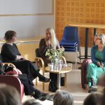 Jenni Räinä (oik.) halusi pitää kirjansa julkistamisjuhlan sen tapahtumien ytimessä. Paneelikeskusteluun hänen kanssaan osallistuivat Mari Hyrkkänen (vas.), Ritva Kylli ja Maarit Halmesarka.