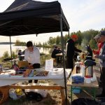 Paula Harju ja Kalle Hiltula pyörittivät kanttiinia taustalla Halosenlahden hienot maisemat.