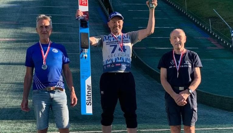 Rauno Komulainen kipusi jälleen korkeimmalle palkintopallille MM-kilpailuissa. Hopealle tuli Alan Jones Ruotsista ja pronssille Tom Kaardal Norjasta.