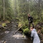 Haukiputaan lukion opiskelijat Veeti Nevalainen ja Elma Tiri kunnostamassa kutusorakkoa. Kuva: Tomi Jokivirta