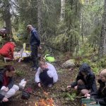 Talkoolaisia ruokatauolla.