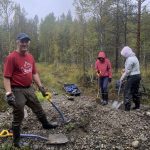 Kari Kaleva lapioimassa soraa talkoolaisten kanssa.