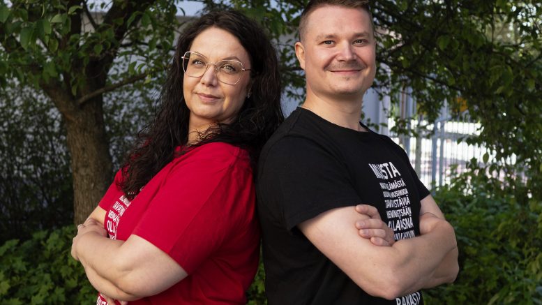 Maaret Meriläinen ja Juho Kinnunen Oulun Seudun Muistiyhdistyksestä kannustavat ottamaan yhteyttä sekä osallistumaan tilaisuuksiin ja toimintaan matalalla kynnyksellä.