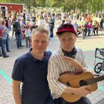 Jukka Takalo vaihtoi kuulumisia koulun rehtori Jussi Kolun kanssa. Martinniemessä varttunut ja koulua käynyt Takalo pitää kylän lippua korkealla ja toimii aktiivisesti kyläyhteisössä.
